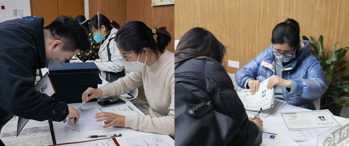 1673426890839087817.jpeg 2.负责老师耐心为毕业生办理双证领取工作.jpeg