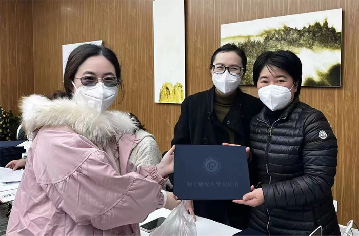 1673426904141065575.png 3.毕业生与老师们合影留念.png